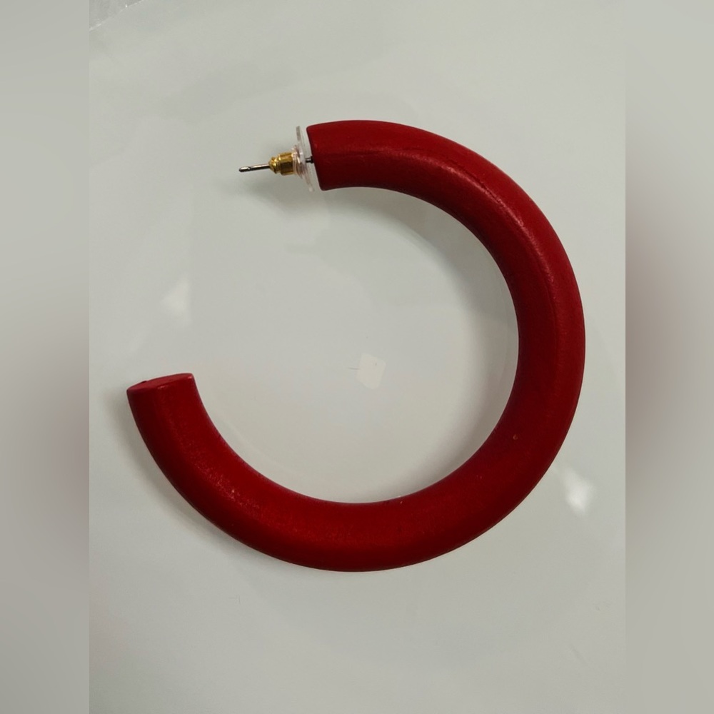 NWT Betsy Pittard Designs Patton 2.5" Hoop Statement Earrings in Red - Picture 2 of 3